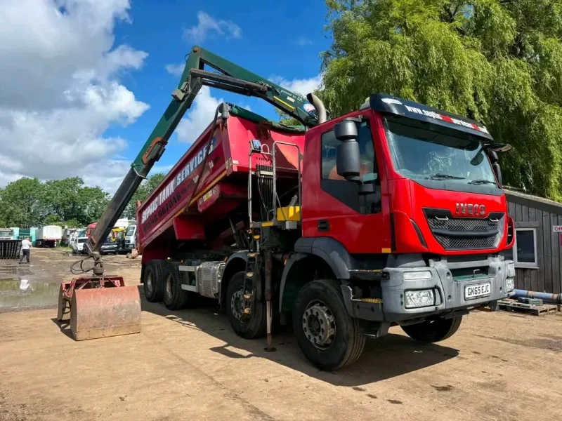 2015 IVECO 340 8x4 TIPPER GRAB